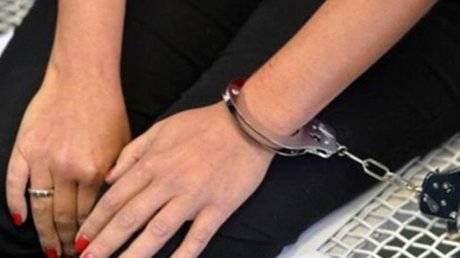 القبض على إمرأة سرقت مؤجرتها وحجز مخدرات بمنزلها في أريانة
