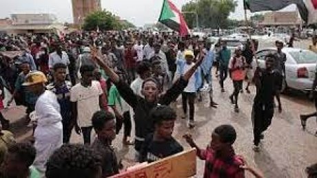 آلاف السودانيين يتظاهرون ضد الحكم العسكري