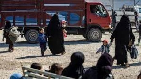 أكراد سوريا يسلمون بغداد نحو 700 شخص من عائلات ومقاتلي الجهاديين
