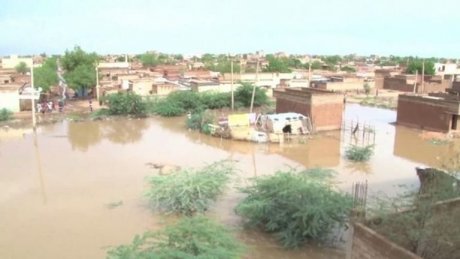 بسبب 52 قتيلا وانهيار آلاف المنازل فيضانات السودان