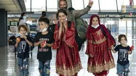 استمرار هروب الأدمغة من أفغانستان بعد عام من عودة طالبان للحكم