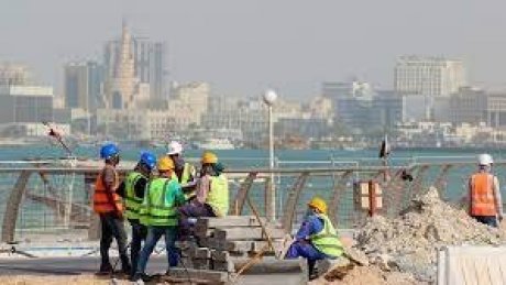 السلطات القطرية ترحّل عشرات العمال الأجانب بسبب احتجاجهم على تأخر صرف رواتبهم