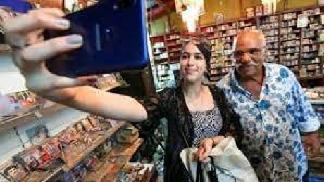 "ديسكو مغرب".. أغنية تعيد شركة موسيقى جزائرية رائدة إلى دائرة الضوء