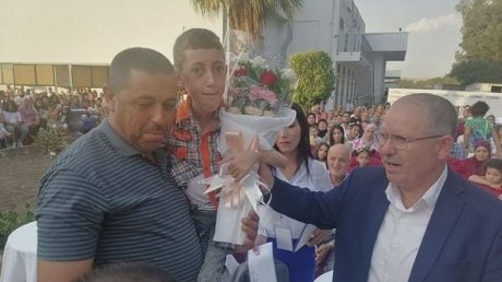 نور الدين الطبوبي يشرف على يوم العلم في احدى المؤسسات الصناعية الخاصة في باجة