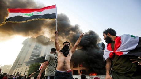 إيران تغلق حدودها مع العراق والكويت تدعو رعاياها للمغادرة