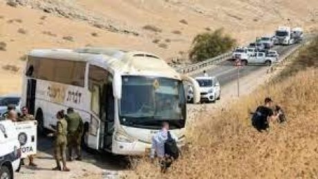 خمسة جرحى في إطلاق النار على حافلة صهيونية في الضفة الغربية المحتلة