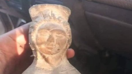 مصالح الحرس الديواني بسيدي بوزيد تحجز قطعتين أثريتين بحوزة أحد الأشخاص بمنطقة مغيلة.