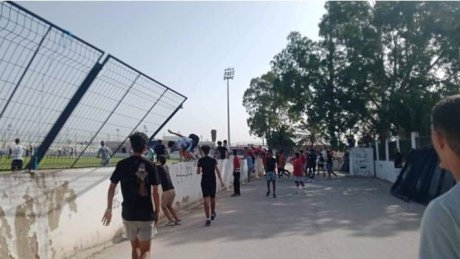 جماهير النادي الافريقي تقتحم ملعب التدريبات وتعتدي على اللاعب إسكندر العبيدي