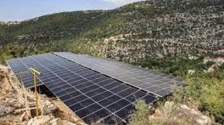 لبنانيون يستعينون بالمغتربين ويبيعون مقتنياتهم لتوفير كلفة الطاقة الشمسية