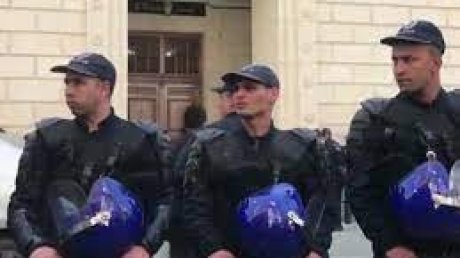 وضع صحفي جزائري رهن الحبس المؤقت على خلفية مقال عن شحنة تمور صدّرت إلى الخارج