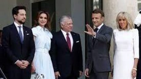 ماكرون وزوجته يستقبلان العاهل الاردني والملكة رانيا