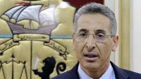 وزير الداخلية يتلقى هدية مالية بقيمة 100 ألف دينار ويسندها الى عون أمن طريح احد المستشفيات