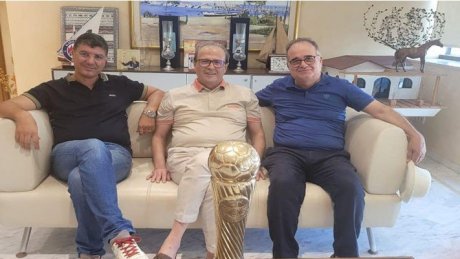 الهيئة التسييرية للنادي الصفاقسي تزور الرئيس المنصف خماخم برفقة الكأس