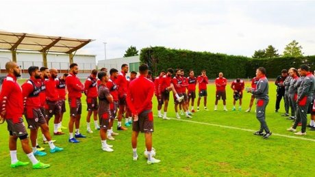 المنتخب يواصل تحضيراته لمقابلة البرازيل في باريس