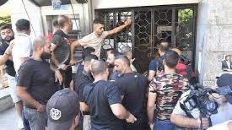 اقتحامات جديدة لمصارف في لبنان