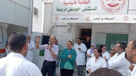 أعوان مستشفيات الرابطة والهادي الرايس يطالبون بالافراج عن زميل لهم