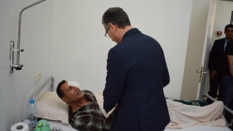 إطار أمني يفقد إحدى عينيه بعد الاعتداء عليه في قاعة القرجاني