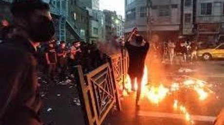 احتجاجات إيران تدخل أسبوعها السادس والحرس الثوري يحذّر شيخا سنيا من "التحريض"