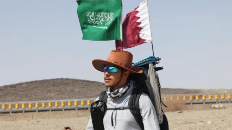 السعودي عبد الله السلمي يصل منفذ أبو سمرة الحدودي سيرًا على الأقدام