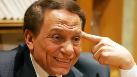 عادل امام لم يمت وليس مريضا بالزهايمر