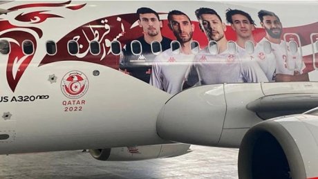 طائرة الخطوط التونسية تتزين بألوان مونديال قطر 2022