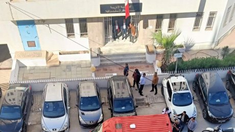 مواطن يعتدي على نفسه بآلة حادة أمام القاضي