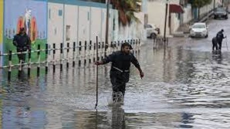 سيول تغمر شوارع غزة و منازلها جراء الأمطار الغزيرة