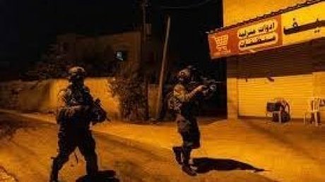 الاحتلال الصهيوني يقتحم فجرا مناطق مختلفة بالضفة ويعتقل 5 فلسطينيين