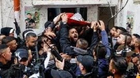 استشهاد فلسطينية وإصابة مرافق لها بنيران قوات الاحتلال وحملة اعتقالات في أنحاء الضفة الغربية