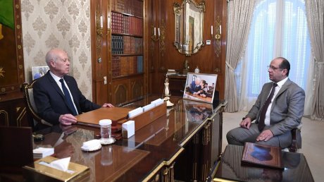 قيس سعيد : حل المؤسسات العمومية، في إصلاحها ومحاسبة كل من يعمل على تفليسها بغرض التفويت فيها