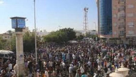 الأمن يفرق المحتجين بإستعمال الغاز المسيل للدموع ويمنعهم من مواصلة المسيرة الى جربة