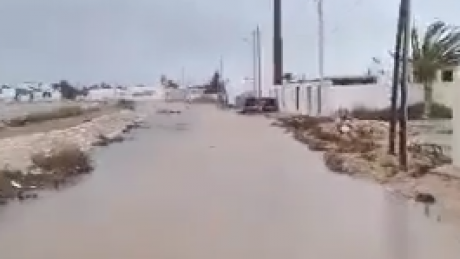 أمواج طوفانية تزحف على قرية القراطن بجزيرة قرقنة وتحاصر السكان في منازلهم