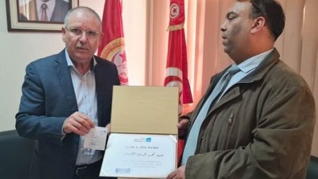 دعما لحقوق الأشخاص ذوي الإعاقة : الأمين العام يتسلم بطاقة إنخراط شرفية