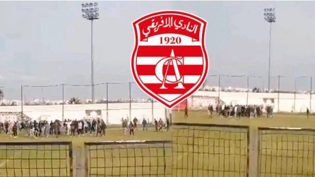 عدد من جماهير الافريقي تقتحم ملعب التمارين وتعتدي على بعض اللاعبين