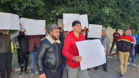 وقفة احتجاجية سلمية لليوم الثاني على التوالي لأهالي منطقة الجبل الأحمر أمام معتمدية العمران لمطالبة معتمد المنطقة بالاستقالة بعد تجاهله لمطالبهم