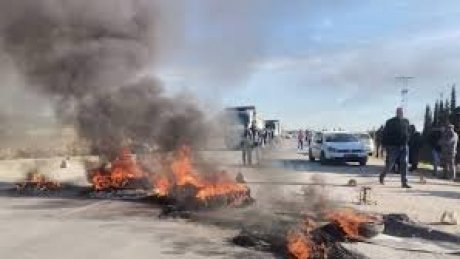 دون أجور منذ أشهر: عمال شركة مقاطع بن صخرية يغلقون الطريق بين باجة وجندوبة
