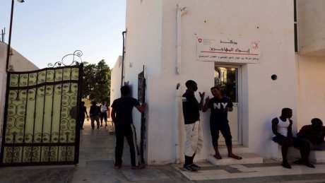 قرار حكومي بطرد طالبي اللجوء العالقين بدار الشباب بالمرسى الى وجهة غير معلومة