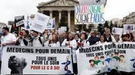 أطباء فرنسا يواصلون احتجاجاتهم والإضراب يشل حركة السكك الحديدية في بريطانيا