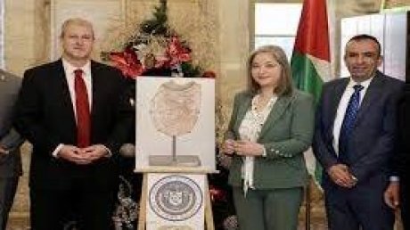 الآثار والاحتلال.. السلطة الفلسطينية تتسلم قطعة آشورية تم تهريبها إلى أميركا