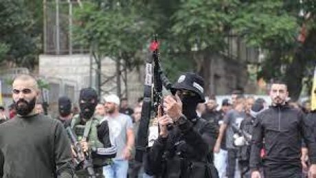 الأجهزة الفلسطينية تفرق اعتصاما بنابلس يطالب بالإفراج عن ناشط في عرين الأسود