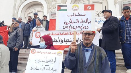 المتقاعدون يحتجون ويطالبون بصرف جراياتهم في الأجال وتذمر من غلاء المعيشة
