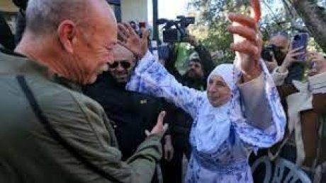 كيان الاحتلال تفرج عن فلسطيني أمضى اربعين عاماً في سجونها لقتله جندياً