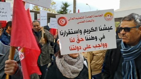 الأساتذة الجامعيون ينفقذون وقفة بمقر وزارة التعليم العالي للمطالبة باحترام مبدأ التفاوض الجماعي