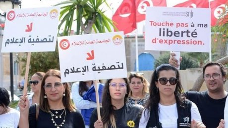 وقفة احتجاجية لكشف تفاصيل الوضع في اذاعة شمس بعد قطع البث عليها وحرمان اعوانها من أجورهم