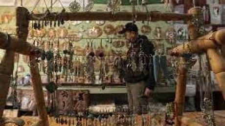 فلسطيني يحول قنابل الغاز المسيل للدموع قطعاً فنية للبيع