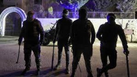 فلسطينيون يقومون بحراسة ليلية في قرية في الضفة الغربية على خلفية توترات مع مستوطنين