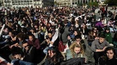 تظاهرات وعمليات تفتيش للشرطة عقب كارثة القطار في اليونان