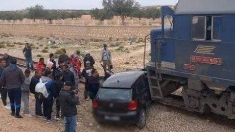 طبيب وابنه يتوفيان اثر اصطدام سيارتهما بقطار في منطقة الحنشة من ولاية صفاقس