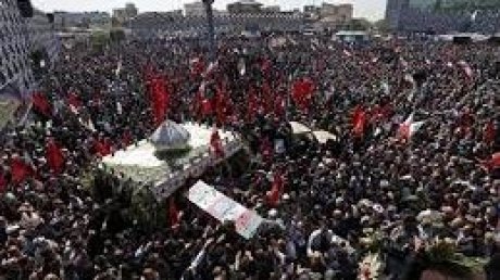 آلاف الإيرانيين يشاركون في تشييع ضابطين قتلا في غارة إسرائيلية في سوريا