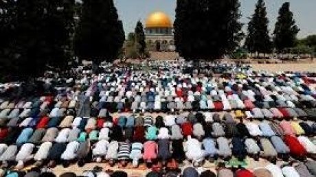 130 ألفا فلسطيني يؤدون صلاة الجمعة الثالثة من شهر رمضان في المسجد الأقصى